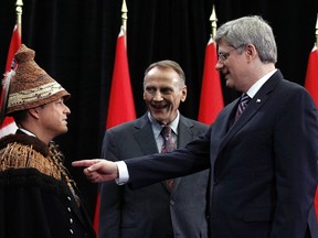 Canada's Prime Minister Stephen Harper (R) talks with Assembly of First Nations Chief Shawn Atleo (L) and Aboriginal Affairs Minister John Duncan before the start of the Crown-First Nations Gathering in Ottawa January 24, 2012.      REUTERS/Chris Wattie
