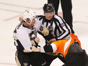 Pittsburgh Penguins' Sidney Crosby fights with Philadelphia Flyers' Claude Giroux during the first period in Game 3. (Tim Shaffer/REUTERS)