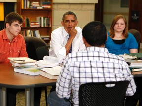 U.S. President Barack Obama (C) talks to students in a roundtable discussion about the rising costs of student loans while at the University of Iowa in Iowa City, April 25, 2012.          REUTERS/Larry Downing