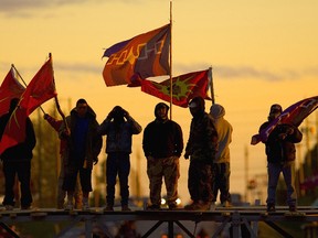 Native protesters from Six Nations man a road block near Caledonia in 2006. The first phase of the $7-billion deal between the province and Samsung will be to build the world’s largest wind and solar project — on Six Nations land — to supply power for Ontarians.
TORONTO SUN FILES