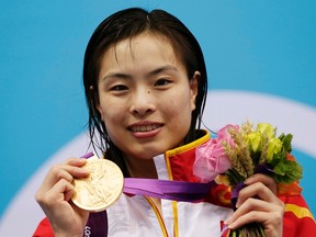 China's Wu Minxia poses with her gold medal after winning the women's 3m springboard final at the London 2012 Olympic Games at the Aquatics Centre August 5, 2012.   
 REUTERS/Tim Wimborne