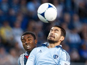 Aaron Maund #21 of the Toronto FC attempts to wrap up Paulo Nagamura #6 of the Sporting KC as he attempts to control a loose ball early in the first half in Kansas City (Getty Images/AFP)