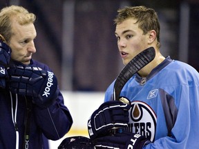 Ralph Krueger chats with Taylor Hall (Amber Bracken, Edmonton Sun).