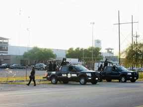 Police officers stand outside a jail after the escape of more than 130 inmates in Piedras Negras September 17, 2012. REUTERS/Adriana Alvarado