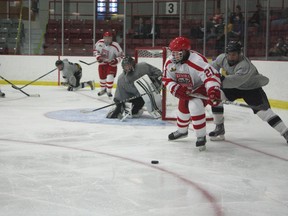 Kenora Thistle Nolan Ross cycles the puck out of a corner in the Eastman Selects during exhibition play in September.
FILE PHOTO/Miner and News