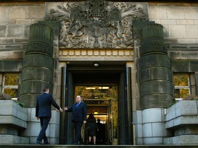 Britain’s Prime Minister David Cameron (L) is greeted by Scotland’s First Minister Alex Salmond on the steps of St Andrews House in Edinburgh, Scotland October 15, 2012.  REUTERS/David Moir