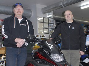 RICK OWEN • Northern News
Bill Nabb, an instructor in the snowmobile safety course, thanks John Hammell of Northern Freedom Homes and Recreation, for loaning a snowmobile to be used in during the course to teach young riders basic maintenance.