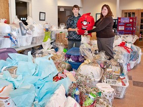 BRIAN THOMPSON, The Expositor

Austin Briggs and Michelle Heaslip, community development co-ordinator for Nova Vita, arrange donations of baskets Saturday morning at the Salvation Army Citadel on Diana Avenue. Local companies, organizations and individuals donated 90 baskets.