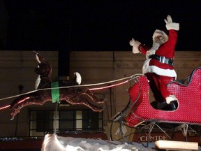 Santa arrives at Harmony Square in Brantford at the end of the Brantford JCI Santa Claus Parade on Nov. 24.
HUGO RODRIGUES / BRANTFORD EXPOSITOR / QMI AGENCY