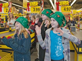 CAPTION-FlashMob

HEATHER CARDLE, for The Expositor

Dancers from CORE Dance Project perform a flash mob at Nick's No Frills grocery store in Paris on Saturday. The event gathered about 300 pounds of food for the Salvation Army food bank in Paris.