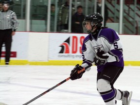 Beaver Brae’s Stephanie Sparkman takes a puck into the St. Thomas Aquinas zone in the Broncos’ 8-0 win at the Kenora Recreation Centre Sunday.
GARETT WILLIAMS/Daily Miner and News