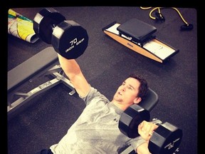 A photo of Florida forward Scottie Upshall pumping iron (INSTAGRAM/TWITTER)