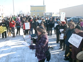 Tania Cameron addresses a demonstration of over 130 people outside of Kenora MP Greg Rickford’s office on Monday. Protesters opposed a number of bills regarding First Nations governance.
JON THOMPSON/Daily Miner and News