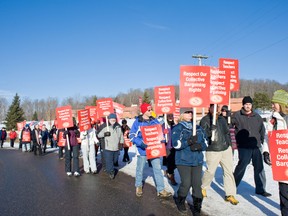 Trillium Lakelands District School Board teachers picket on Dec. 13 as part of the Elementary Teachers’ Federation of Ontario’s action of rotating strikes throughout the province to protest Bill 115. 
DARREN LUM/QMI AGENCY