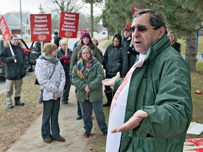 BRIAN THOMPSON, The Expositor

Ralph Savage, chief negotiator for occasional teachers in the Grand Erie District School Board, speaks with pickets on Tuesday at the board's office on Erie Avenue.