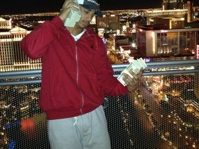 Evander Kane poses in Vegas with handfuls of cash. (Twitter.com)