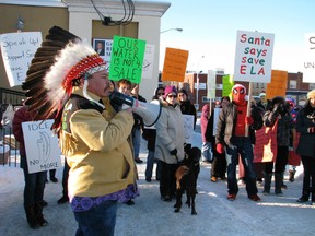 Treaty 3 Grand Chief Warren White addresses Idle No More protesters outside of Kenora MP Greg Rickford’s office in Kenora on Thursday, Dec. 20, 2012.
JON THOMPSON/KENORA DAILY MINER AND NEWS/QMI AGENCY
