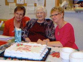 Doris Saunders (centre) with her daughters Charlene Chevraux (left) and Wendy Saunders. (supplied)