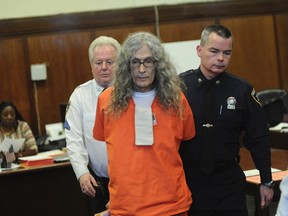 Convicted California serial killer Rodney Alcala is pictured in Manhattan Supreme Court in New York, January 7, 2013. REUTERS/David Handschuh/Pool