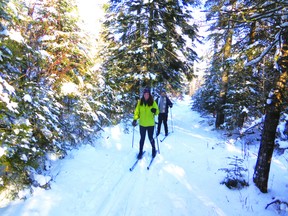 Kenora cross-country skiers Gillian and Joe Neill enjoy a sunny January afternoon on the Green Spruce Trail at Mount Evergreen’s Kenora Nordic Trails.
REG CLAYTON\Daily Miner and News