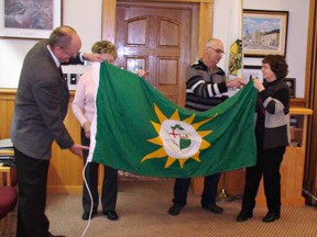 MICHAEL-ALLAN MARION, The Expositor


Brant Coun. Robert Chambers (left) hands the flag that used to fly over the municipal headquarters of the former Burford Township to members of the Burford Township Historical Society: Rosalind Robinson, Dan Clement and Linda Robbins.