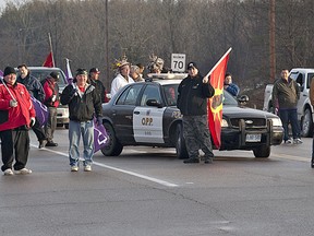 Natives blockade Cockshutt Road into Brantford