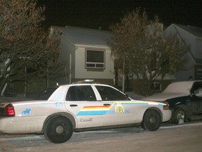 CHRIS SIMNETT/AIRDRIE ECHO
An Airdrie RCMP cruiser is seen in front of a home on Mountain Circle where the body of a man was found on Saturday afternoon. Police have launched a suspicious death investigation and are looking for a 1994 purple Saturn SL2 in relation to the investigation.