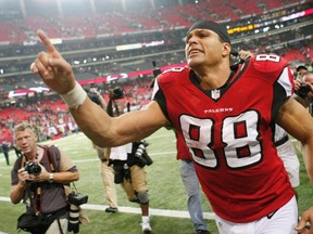 Atlanta Falcons tight end Tony Gonzalez celebrates as he leaves the field after the Falcons defeated the Seattle Seahawks in their NFL NFC Divisional playoff football game in Atlanta, Georgia January 13, 2013. (REUTERS)