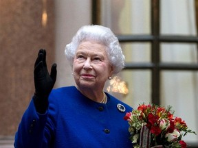Queen Elizabeth waves, December 18, 2012. (REUTERS/Alastair Grant/pool)