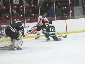 Kenora’s Jeff Richards sets up from the corner looking for the perfect pass during second period action in Friday’s game between the Kenora Thistles and Dakota College - Bottineau Lumberjacks.
LLOYD MACK/Daily Miner and News