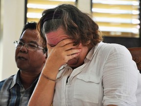 Lindsay Sandiford, right, of Britain, accompanied by her translator, reacts as she listens to the judge during a trial in Denpasar at the Indonesian resort island of Bali January 22, 2013. (REUTERS/Stringer)
