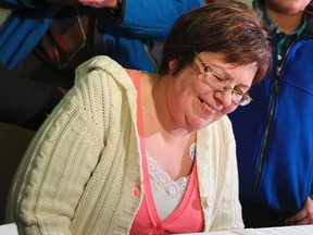 Attawapiskat Chief Theresa Spence is seen signing the Declaration to Commitment in Ottawa Jan. 24 2013.  Attawapiskat Chief Theresa Spence and Raymond Robinson have wrapped up their hunger strike.  Andre Forget/QMI Agency