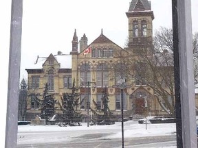 REFLECTIVE MOMENT
SCOTT WISHART The Beacon Herald
Perth County Courthouse is reflected in a window at the downtown Scotiabank Friday.