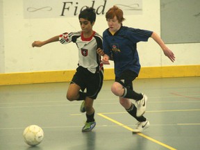 Tanner Bileski, right, of the Airdrie FC U14 team races a Chestermere Interceptor for the ball on Saturday.
CHRIS SIMNETT/AIRDRIE ECHO