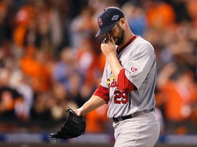 St. Louis Cardinals starting pitcher Chris Carpenter leaves the field after the fourth inning against the San Francisco Giants during Game 2 of their MLB NLCS playoff baseball series in San Francisco, Oct. 15, 2012. (REUTERS/Lucy Nicholson)