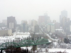 (FILE PHOTO) A smog advisory remains in effect for the Edmonton area. DAVID BLOOM/EDMONTON SUN  QMI AGENCY