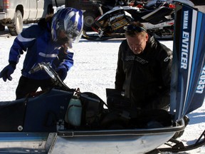 09 snowmobile race main