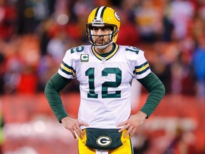 Green Bay Packers quarterback Aaron Rodgers waits for play to resume against the San Francisco 49ers late in the fourth quarter during their NFL NFC Divisional playoff football game in San Francisco, Calif., Jan. 12, 2013. (REUTERS/Mike Blake)