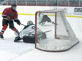 Kenora Bantam Thistle Derian Caron scores in the final seconds of the second period against the Northern Knights on Sunday afternoon.
ALAN S. HALE/Daily Miner and News