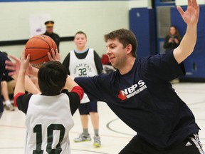 Const. Steve Brown plays defence as the North Bay Police Services takes on Silver Birches students in a charity basketball game, Friday.
DAVE DALE/THE NUGGET/QMI AGENCY