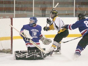 Jackie Gold-Irwin/Hanna Herald
The Hanna Midget faced off
against High River, winning the
match 9-3.