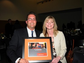 Patrick Callan/Daily Herald-Tribune
Costco employees Patrick Davidson, warehouse manager, and Melanie Turvey, front end manager, display the Chairman’s Award on Thursday, at the United Way Champions of Change Award Dinner for raising the most money in the fall 2012 campaign.