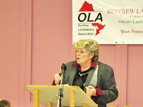 RYAN PAULSEN ryan.paulsen@sunmedia.ca
Ontario Landowners Association researcher Liz Marshall addressing a crowd of local property owners at a Renfrew Landowners Association event in Cobden on Friday night, Feb. 22. For more community photos please visit our website photo gallery at www.thedailyobserver.ca.