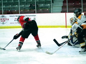 Peewee Thistles’ forward Jared Neniska tries to backhand the puck past the Ile des Chenes Elks’ goalie. The Thistles lost 4-1 to the Elks ending their Eastman League playoff run.
GRACE PROTOPAPAS/Daily Miner and News