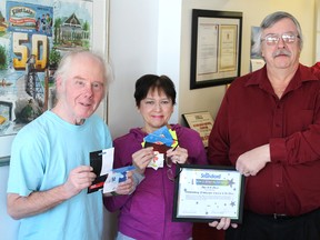 Brian and Anne McFarland, The Standard’s 2012 Carriers of the Year, receive their award and rewards from Standard editor, Kevin McSheffrey.
Photo by JORDAN ALLARD/THE STANDARD/QMI AGENCY