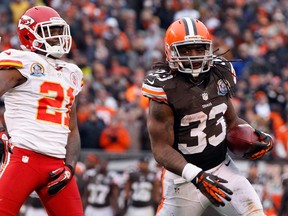Running back Trent Richardson of the Cleveland Browns runs the ball by cornerback Javier Arenas of the Kansas City Chiefs at Cleveland Browns Stadium on December 9, 2012 in Cleveland, Ohio. (AFP)