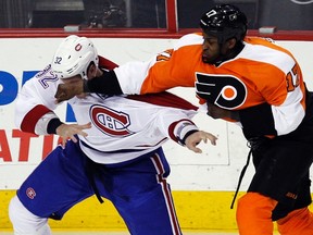 Philadelphia Flyers' Wayne Simmonds fights with Montreal Canadiens' Travis Moen during the second period of their NHL ice hockey game in Philadelphia, Pennsylvania, April 3, 2013. (REUTERS/Tim Shaffer)