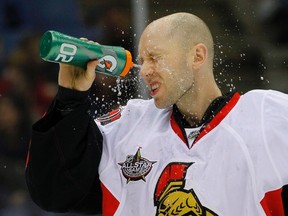 Ottawa Senators goalie Craig Anderson sprays water in his face before the start of an NHL hockey game against the New York Islanders in Uniondale, New York, February 20, 2012.//REUTERS/Adam Hunger