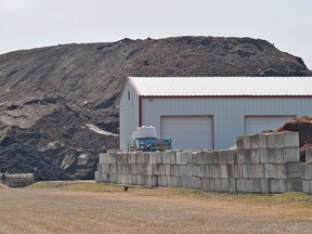 BRIAN THOMPSON, The Expositor

A 15-metre high pile of soil on Henry Street is drawing complaints from neighbouring property owners.