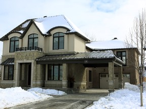 Minto’s Poplar model features an amazing master bedroom overlooking the laneway courtyard area tucked between the porte cochere and the garage.